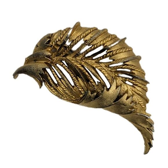 VINTAGE STATEMENT UNMARKED BRUSHED GOLD TONE CURLED FEATHERED LEAF BROOCH DETAIL - Picture 2 of 6